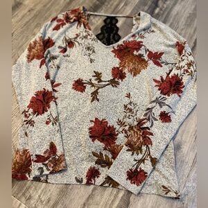 Maurice’s floral long sleeve top with lace detail on back size medium